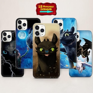 Op de afbeelding: Een verzameling telefoonhoesjes met drakenontwerpen. De hoesjes tonen verschillende drakenillustraties in verschillende omgevingen, waaronder een nachtelijke hemel met een volle maan en een draak met groene ogen. De hoesjes zijn zwart, blauw en bruin.