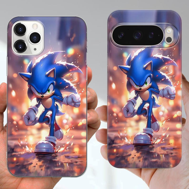 Puede incluir: Dos fundas para tel&eacute;fono con el personaje Sonic the Hedgehog. El erizo azul se representa en una pose din&aacute;mica sobre un fondo borroso de paisaje urbano. Las fundas tienen un acabado brillante y est&aacute;n sujetas por manos.