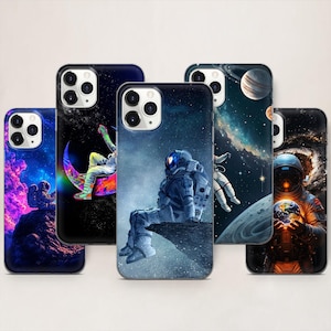 Pode incluir: Uma coleção de capas de telefone com designs de astronautas. Cada capa apresenta uma cena cósmica diferente, incluindo astronautas na lua, flutuando no espaço e segurando a Terra. As capas têm um acabamento brilhante e são projetadas para um smartphone.
