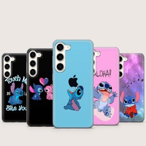 Könnte beinhalten: Eine Sammlung von Handyhüllen mit der Figur Stitch aus dem Zeichentrickfilm Lilo & Stitch. Die Hüllen sind in verschiedenen Farben erhältlich, darunter Schwarz, Blau und Pink, mit verschiedenen Stitch-Designs und Texten.