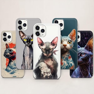 Könnte beinhalten: Eine Sammlung von Handyhüllen mit künstlerischen Darstellungen von Sphynx-Katzen. Jede Hülle zeigt ein einzigartiges Design mit verschiedenen Farben und Stilen, darunter Tätowierungen und Weltraumhintergründe. Die Hüllen sind für Smartphones konzipiert.