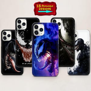 Può includere: Una collezione di custodie per telefoni con vari disegni di un personaggio dei fumetti. Le custodie mostrano il personaggio in diverse pose e combinazioni di colori, con uno striscione rosso in alto che recita "15 AVAILABLE DESIGNS".