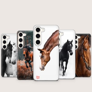 Könnte beinhalten: Eine Auswahl an Handyhüllen mit Pferdebildern. Die Hüllen zeigen verschiedene Pferderassen in unterschiedlichen Umgebungen, darunter ein schwarz-weißes Pferd, ein braunes Pferd in Bewegung und einen Pferdekopf. Die Hüllen haben eine glänzende Oberfläche.