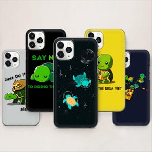 Puede incluir: Una colección de cinco fundas para teléfono con diseños de tortugas de dibujos animados. Las fundas presentan varios colores, incluyendo negro, amarillo y gris, con textos como "Just Do It" y "The Ninja Diet". Los diseños incluyen tortugas en el espacio y comiendo pizza.