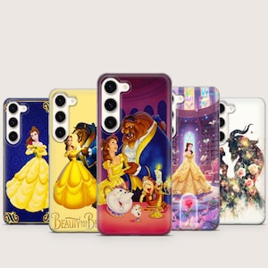 Op de afbeelding: Vijf telefoonhoesjes met Beauty and the Beast-ontwerpen. De hoesjes tonen Belle in haar gele jurk, het Beest en andere personages. De hoesjes hebben verschillende achtergronden, waaronder een bibliotheek en een balzaal.