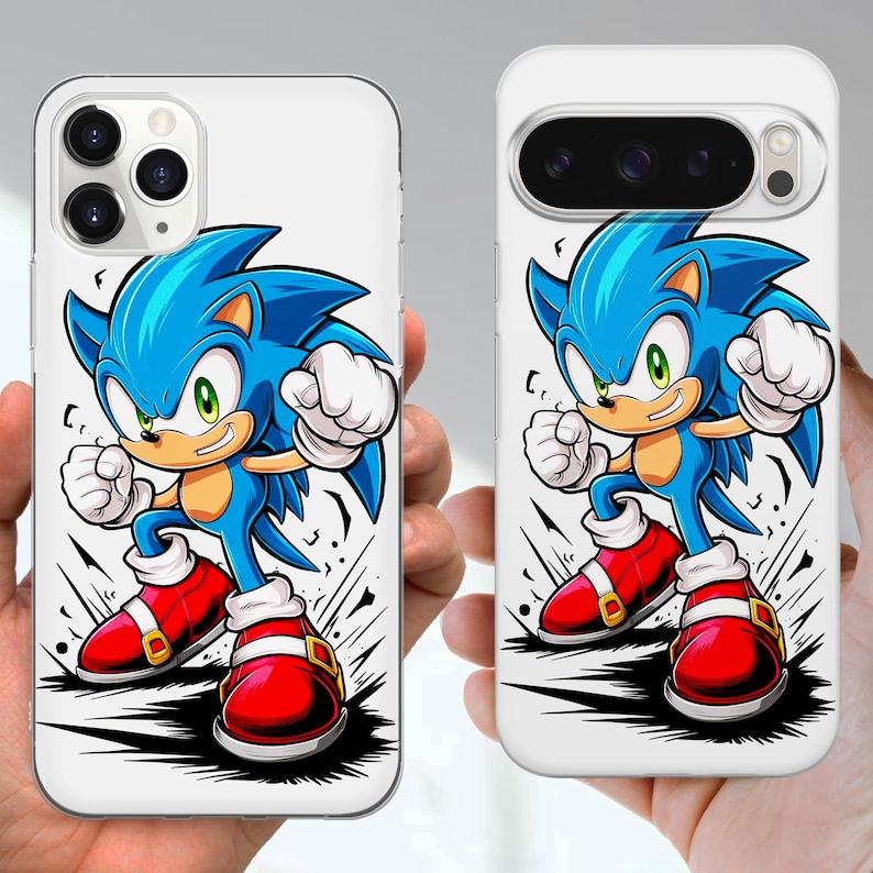 Puede incluir: Fundas blancas para tel&eacute;fono con una ilustraci&oacute;n de dibujos animados de Sonic the Hedgehog. El personaje es azul con guantes blancos, zapatos rojos y ojos verdes. Elementos gr&aacute;ficos negros rodean al personaje, sugiriendo movimiento.