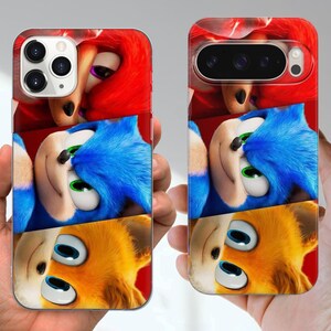 Puede incluir: Dos fundas para tel&eacute;fono con im&aacute;genes coloridas de personajes animados. Una funda tiene un fondo rojo con un primer plano de un personaje rojo, un personaje azul y un personaje amarillo. La otra funda tiene un dise&ntilde;o similar.