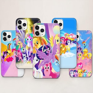 Puede incluir: Una colección de fundas de teléfono coloridas con ponis de dibujos animados. Cada funda muestra un diseño diferente con varios ponis, arcoíris y otros elementos de fantasía. Las fundas tienen un acabado brillante y están diseñadas para un teléfono inteligente.
