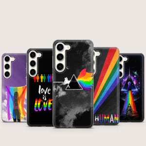 Puede incluir: Una colección de cinco fundas para teléfono con diseños coloridos. Las fundas presentan banderas del arcoíris, la frase "love is love", un prisma con un arcoíris, un arcoíris y un barco navegando por un arcoíris. Las fundas son negras, moradas y blancas.