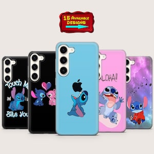 Puede incluir: Una colección de fundas para teléfonos con ilustraciones de personajes de dibujos animados. Las fundas son de color negro, azul y rosa. Los diseños incluyen un personaje alienígena azul con una manzana, corazones y el texto "Aloha!"