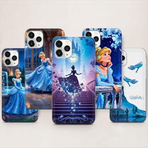 Puede incluir: Colección de fundas para teléfonos con diseños de Cenicienta. Cada funda muestra una escena diferente, incluyendo a Cenicienta con su vestido de baile, un reloj dando la medianoche y sus zapatillas de cristal. Predominan los colores azul y blanco.