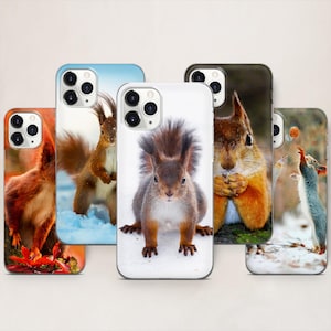 Puede incluir: Una colección de fundas para teléfonos con imágenes de ardillas en varias poses. Las fundas muestran ardillas en la nieve, comiendo nueces y en entornos naturales. Las fundas tienen un acabado brillante y están diseñadas para un teléfono inteligente.