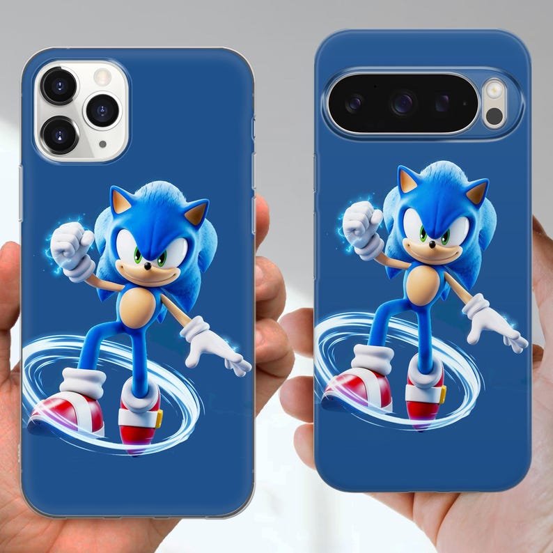 Puede incluir: Dos fundas de tel&eacute;fono azules con el personaje Sonic the Hedgehog. El personaje se representa en una pose din&aacute;mica con un efecto de remolino blanco. Las fundas son de color azul liso.