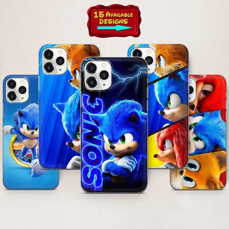 Puede incluir: Varias fundas para tel&eacute;fonos que presentan diferentes dise&ntilde;os de personajes de Sonic the Hedgehog. Las fundas son principalmente azules, con im&aacute;genes de Sonic, Tails y Knuckles. Un letrero rojo en la parte superior dice "15 AVAILABLE DESIGNS".