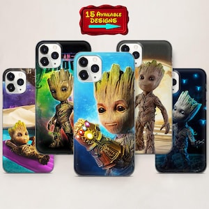 Puede incluir: Una colección de fundas para teléfonos con el personaje Groot de Guardianes de la Galaxia. Las fundas muestran varios diseños, incluyendo a Groot sosteniendo el Guantelete del Infinito, y el texto "15 AVAILABLE DESIGNS" es visible.
