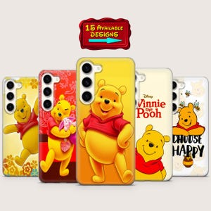 Può includere: Una collezione di custodie per telefoni con disegni di Winnie the Pooh. Le custodie mostrano il personaggio in varie pose e ambientazioni, con colori vivaci e la scritta "Choose Happy". Le custodie sono gialle, rosse e bianche.