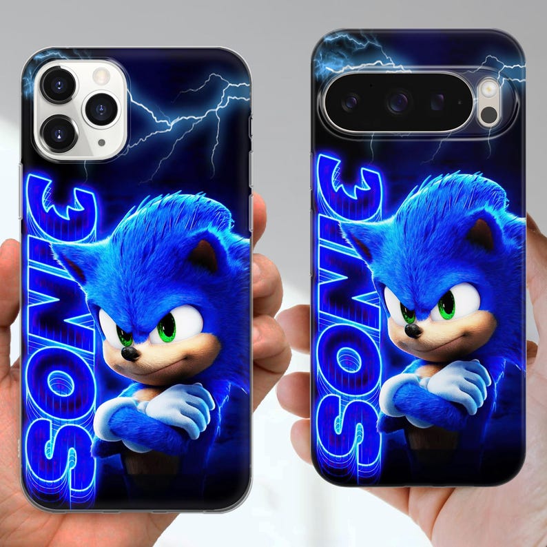 Puede incluir: Dos fundas para tel&eacute;fono con el personaje Sonic the Hedgehog. Las fundas tienen un fondo azul con rayos y la palabra "SONIC" en azul ne&oacute;n. El personaje es azul con ojos verdes.