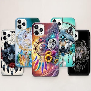 Könnte beinhalten: Eine Sammlung von Handyhüllen mit Wolf- und Traumfänger-Designs. Die Hüllen zeigen lebendige Illustrationen von Wölfen, Traumfängern, Blumen und Federn in verschiedenen Farben, darunter Blau, Lila und Schwarz. Die Hüllen sind für ein Smartphone konzipiert.