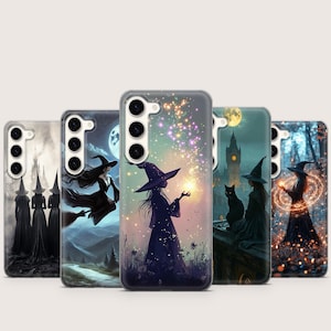 Peut inclure: Plusieurs coques de téléphone avec des illustrations de sorcières. Les motifs incluent des sorcières de profil, une sorcière sur un balai et une sorcière avec un chat noir. La palette de couleurs comprend des bleus, des violets et des ors.