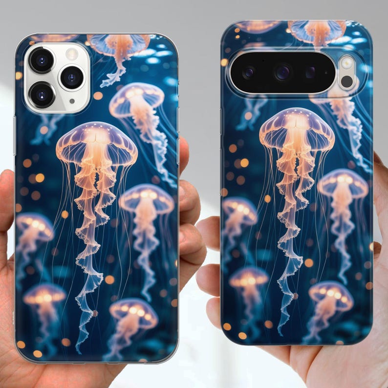 Puede incluir: Dos fundas para tel&eacute;fono con un dise&ntilde;o vibrante de medusas. Las fundas presentan un fondo azul oscuro con m&uacute;ltiples medusas en tonos naranja y blanco. Las medusas tienen largos tent&aacute;culos fluidos y est&aacute;n rodeadas de peque&ntilde;as esferas brillantes.
