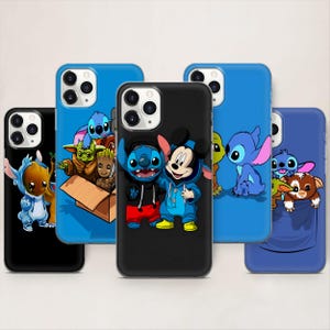 Könnte beinhalten: Eine Auswahl an Handyhüllen mit Cartoon-Charakteren. Designs beinhalten Stitch, Mickey Mouse und Baby Yoda. Die Hüllen sind in Schwarz, Blau und Lila gehalten, mit bunten Illustrationen. Für Smartphones konzipiert.