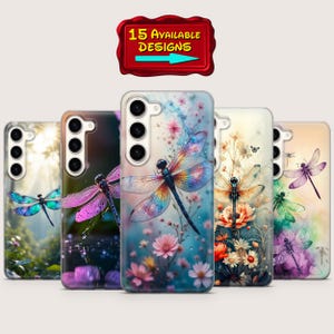 Könnte beinhalten: Fünf Handyhüllen mit Libellenmotiven in verschiedenen Farben, darunter Blau, Lila und Grün, mit floralen Details. Jede Hülle hat eine glänzende Oberfläche und einen Kameraausschnitt. Der Text "15 AVAILABLE DESIGNS" wird über den Hüllen angezeigt.