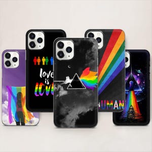 以下が含まれることがあります： さまざまなデザインの携帯電話ケースのコレクション。あるケースは虹色の旗を持つ人物を、別のケースは虹色の人物と「love is love」の文字を、3つ目は虹色のプリズムを描いています。他のケースには虹色のストライプと宇宙をテーマにしたデザインがあります。