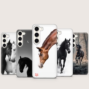 Puede incluir: Una colección de fundas para teléfonos con diseños de caballos. Las fundas muestran varias imágenes de caballos, incluyendo retratos en blanco y negro y en color. Las fundas son blancas, grises y marrones, con caballos en diversas poses.