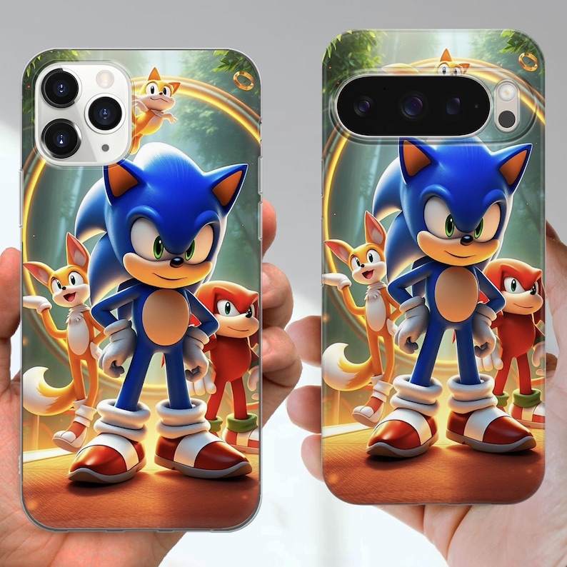 Puede incluir: Dos fundas para tel&eacute;fono con el personaje de videojuego Sonic the Hedgehog y sus amigos. Las fundas presentan un Sonic azul, Tails naranja y Knuckles rojo. El fondo incluye un anillo dorado y una escena de bosque.