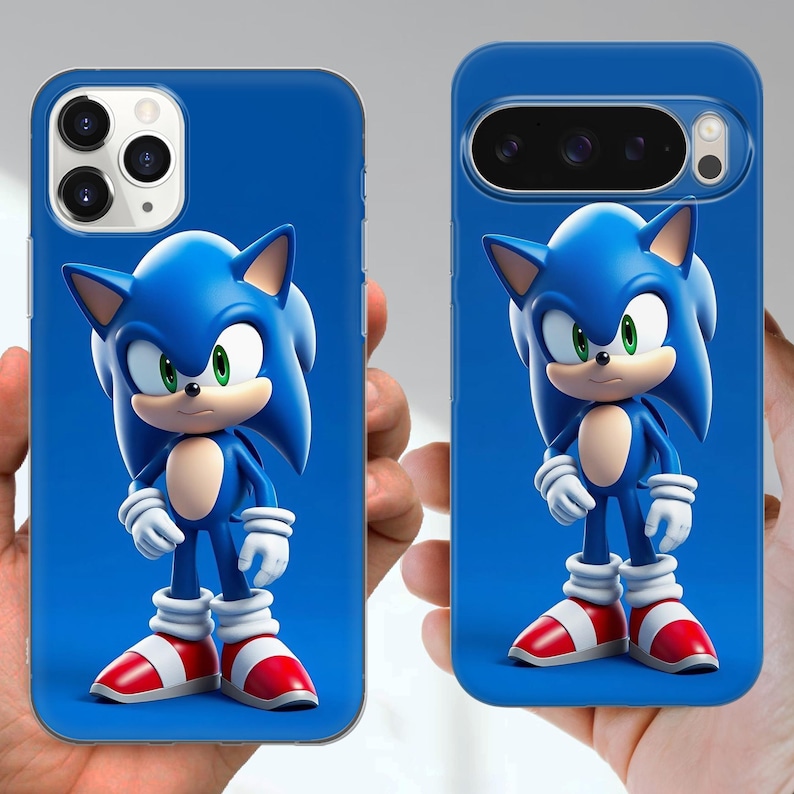 Puede incluir: Dos fundas azules para tel&eacute;fono con el personaje Sonic the Hedgehog. El personaje est&aacute; representado en 3D con pelaje azul, guantes blancos, zapatos rojos y blancos y ojos verdes. Las fundas se sostienen sobre un fondo azul.