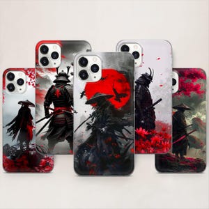 Puede incluir: Una colección de fundas para teléfonos con diseños de guerreros samuráis. Cada funda muestra una ilustración diferente de un samurái en varias poses, con un sol rojo y acentos florales. Las fundas tienen un acabado brillante y están diseñadas para smartphones.