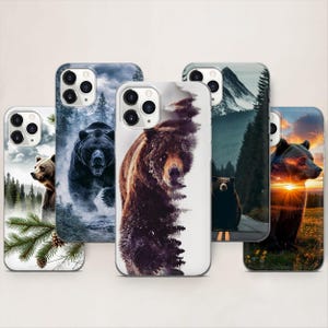 Puede incluir: Una colección de cinco fundas para teléfono con ilustraciones de osos. Las fundas muestran varias imágenes de osos sobre fondos naturales, incluyendo bosques, montañas y puestas de sol. La paleta de colores incluye tonos de marrón, negro y verde.