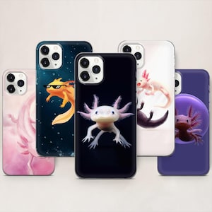 Puede incluir: Una colección de fundas para teléfonos con diseños de ajolotes. Las fundas muestran varias ilustraciones de ajolotes, incluyendo un ajolote rosa, un ajolote con gafas de sol y un ajolote blanco sobre un fondo negro. Las fundas son de diferentes colores, incluyendo rosa, azul, blanco y morado.
