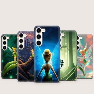 Peut inclure: Une collection de coques de téléphone avec des motifs de Clochette. Chaque coque présente une scène différente avec la fée, notamment des images d'elle dans une forêt, sur une feuille et dans un verre. Les coques ont une finition brillante.