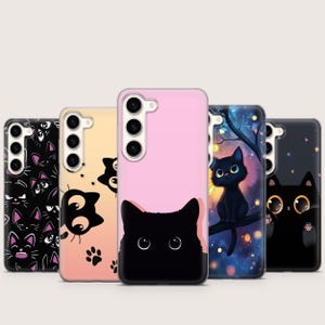 Puede incluir: Una colección de cinco fundas para teléfonos con diseños de gatos. Las fundas muestran varias ilustraciones de gatos negros, incluyendo caras de dibujos animados, siluetas y un gato posado en una rama de árbol. Las fundas tienen una variedad de colores, incluyendo negro, rosa y amarillo.