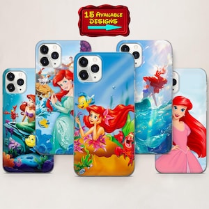 Puede incluir: Cinco fundas para teléfono con diseños de La Sirenita. Cada funda muestra a Ariel, Flounder y Sebastián en diferentes escenas. Las fundas son azules, rosas y amarillas, con el texto "15 AVAILABLE DESIGNS" en la parte superior.