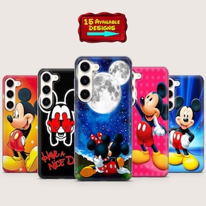 Könnte beinhalten: Fünf Handyhüllen mit Mickey- und Minnie-Mouse-Designs. Die Hüllen zeigen Szenen wie eine sternenklare Nacht mit Vollmond und Mickey Mouse in verschiedenen Posen. Ein Schild oben zeigt 15 verfügbare Designs an.