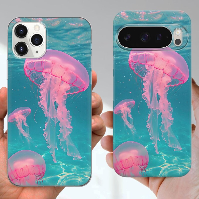 Puede incluir: Fundas de tel&eacute;fono con una vibrante escena submarina de medusas rosas. Las fundas tienen un fondo turquesa con reflejos de luz, creando un efecto oce&aacute;nico realista. Las medusas son el punto focal, con tent&aacute;culos detallados.