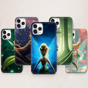 Peut inclure: Une collection de cinq coques de téléphone avec des illustrations de fées. Les coques présentent différentes scènes, notamment un paysage urbain, une forêt et une fée dans un verre. Chaque coque a un design et une palette de couleurs différents.