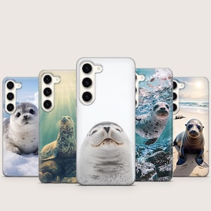 Puede incluir: Cinco fundas para teléfono con imágenes de focas. Las fundas muestran focas en varias poses, incluyendo una sonriendo y otra bajo el agua. Las fundas están diseñadas para un smartphone y tienen un acabado brillante.