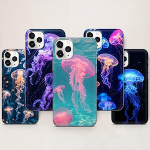 Puede incluir: Una colecci&oacute;n de fundas para tel&eacute;fonos con dise&ntilde;os vibrantes de medusas. Las fundas muestran medusas en varios colores, incluyendo rosa, morado y azul, sobre fondos oscuros y claros. Los dise&ntilde;os parecen estar impresos en las fundas.