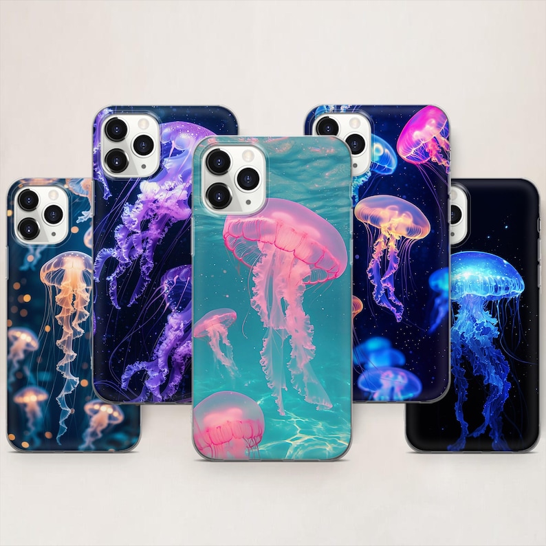 Puede incluir: Una colecci&oacute;n de fundas para tel&eacute;fonos con dise&ntilde;os vibrantes de medusas. Las fundas muestran medusas en varios colores, incluyendo rosa, morado y azul, sobre fondos oscuros y claros. Los dise&ntilde;os parecen estar impresos en las fundas.