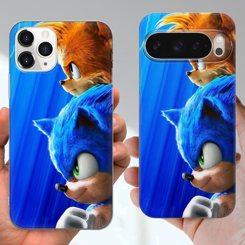 Puede incluir: Dos fundas para tel&eacute;fono con Sonic el Erizo y Tails de la pel&iacute;cula Sonic the Hedgehog. Las fundas tienen un fondo azul con los personajes en primer plano. Las fundas para tel&eacute;fono se sostienen en las manos.