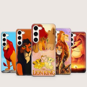 Op de afbeelding: Een verzameling telefoonhoesjes met illustraties uit de film "The Lion King". De hoesjes tonen verschillende personages, waaronder Simba, Scar en Nala, in levendige kleuren. De tekst "The Lion King" is zichtbaar op een van de hoesjes.