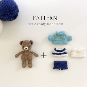以下が含まれることがあります： 青いセーター、ストライプのシャツ、白いタンクトップを着た茶色のテディベアのためのクロシェパターン。このパターンには、青いショートパンツを作るための指示も含まれています。画像には「PATTERN *not a ready made item*」というテキストが書かれています。
