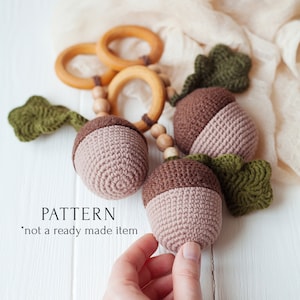 Wzór na szydełkową grzechotkę dla niemowląt Acorn w formacie PDF, samouczek cyfrowy w języku angielskim i hiszpańskim, instrukcja DIY na grzechotkę dla niemowląt, przewodnik po zabawkach do zabawy w siłownię do pobrania natychmiast