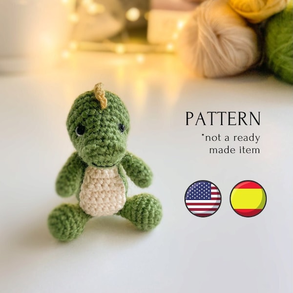 Dino mini modello giocattolo all'uncinetto inglese + spagnolo, modello dinosauro mini amigurumi, tutorial all'uncinetto, giocattoli per bambole, piccolo dinosauro