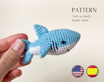 Baby shark mini crochet toy pattern, mini amigurumi shark pattern, crochet tutorial, toys for dolls, crochet baby shark, English + Spanish