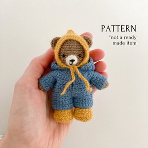 wzór amigurumi szydełkowy miś + zestaw ubrań: kombinezon, czapka, buty, wiele samouczków VIDEO, szydełkowy paddington, samouczek PDF łatwy do naśladowania