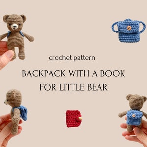 Può includere: Schema a uncinetto per uno zaino e un libro per un piccolo orsacchiotto marrone. Lo zaino è blu e il libro è rosso.